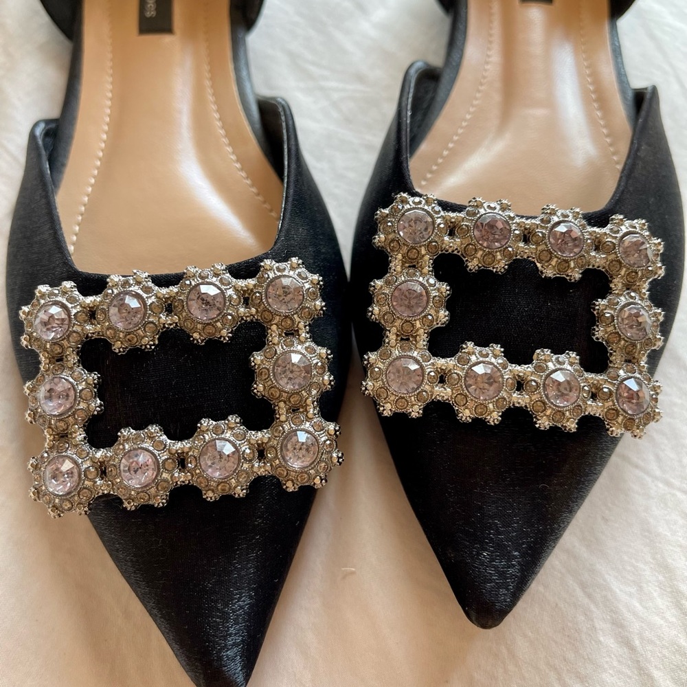 Black adorable flat